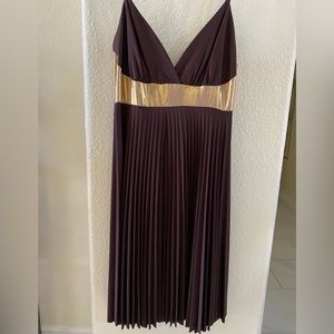 Hottie ~ Women’s brown w/ gold pleated dress , Size Large